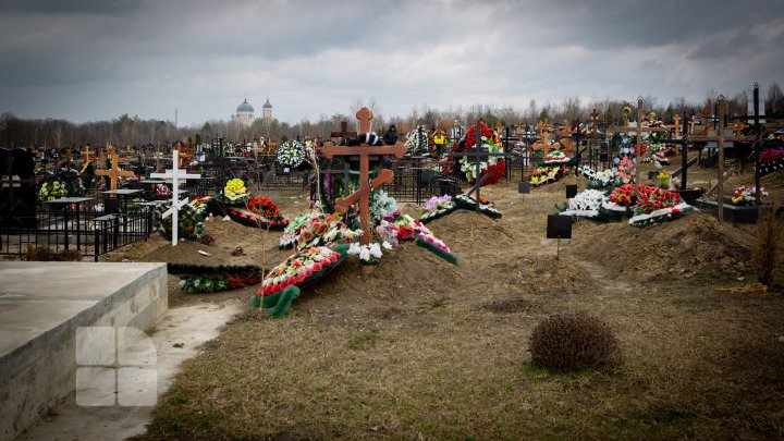 Coroanele funerare făcute din flori de plastic, o adevărată bombă ecologică (FOTO)