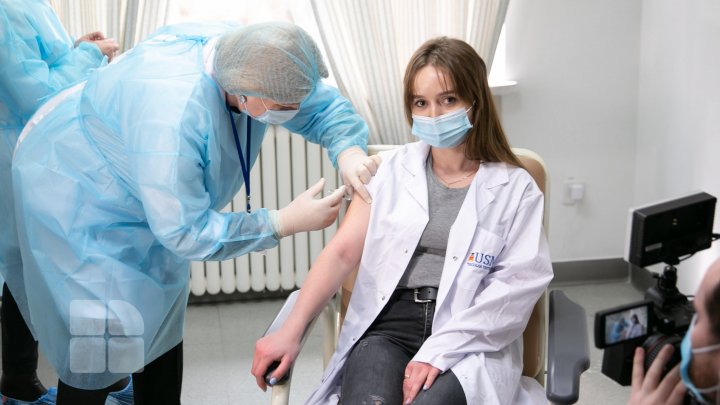 Vaccin neautorizat la USMF. Peste o mie de studenţi și medici rezidenți, imunizaţi cu un ser produs în China (FOTOREPORT)