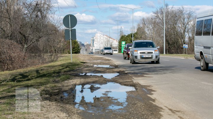 Drumuri ca după război. Mai multe străzi din Capitală au devenit impracticabile din cauza gropilor (FOTO)