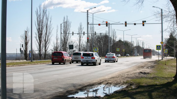 Drumuri ca după război. Mai multe străzi din Capitală au devenit impracticabile din cauza gropilor (FOTO)