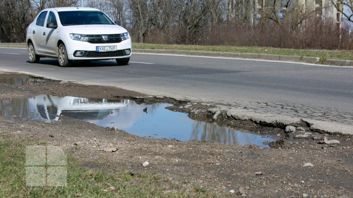 Drumuri ca după război. Mai multe străzi din Capitală au devenit impracticabile din cauza gropilor (FOTO)