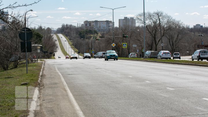 Drumuri ca după război. Mai multe străzi din Capitală au devenit impracticabile din cauza gropilor (FOTO)