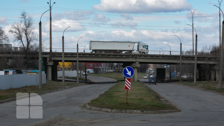 Drumuri ca după război. Mai multe străzi din Capitală au devenit impracticabile din cauza gropilor (FOTO)