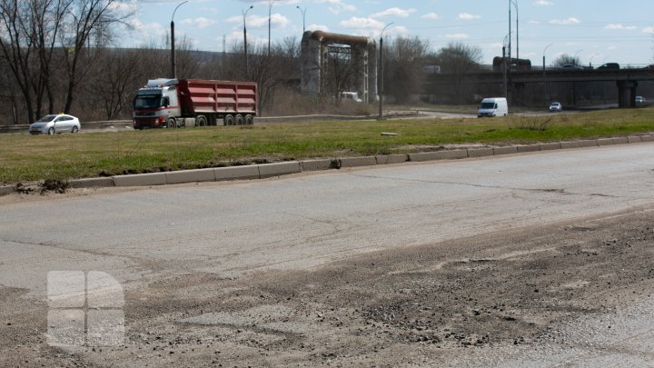 Drumuri ca după război. Mai multe străzi din Capitală au devenit impracticabile din cauza gropilor (FOTO)