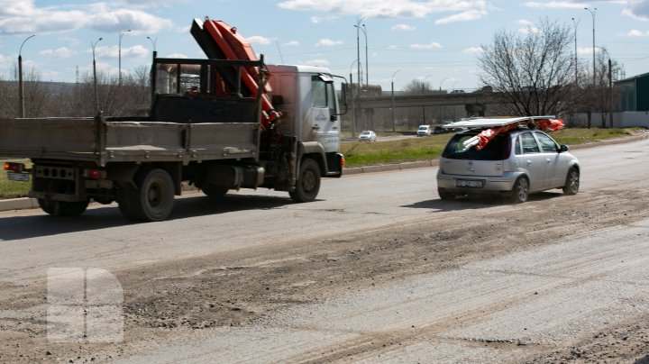 Drumuri ca după război. Mai multe străzi din Capitală au devenit impracticabile din cauza gropilor (FOTO)