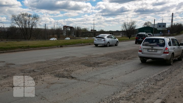 Drumuri ca după război. Mai multe străzi din Capitală au devenit impracticabile din cauza gropilor (FOTO)