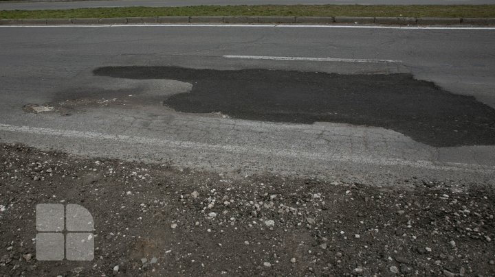 Drumuri ca după război. Mai multe străzi din Capitală au devenit impracticabile din cauza gropilor (FOTO)