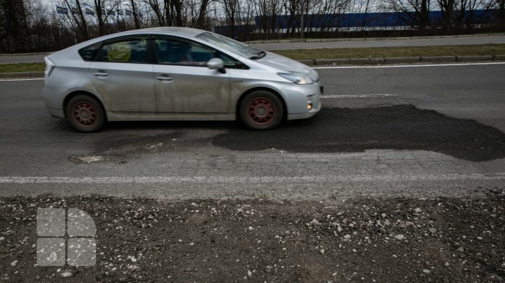 Drumuri ca după război. Mai multe străzi din Capitală au devenit impracticabile din cauza gropilor (FOTO)