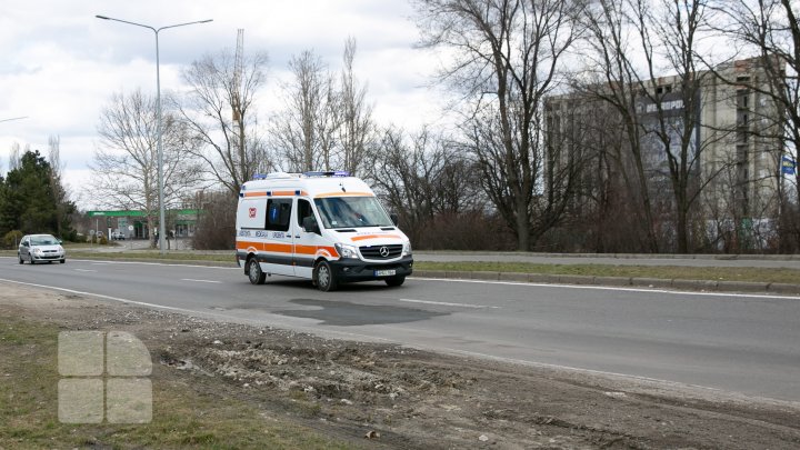 Drumuri ca după război. Mai multe străzi din Capitală au devenit impracticabile din cauza gropilor (FOTO)