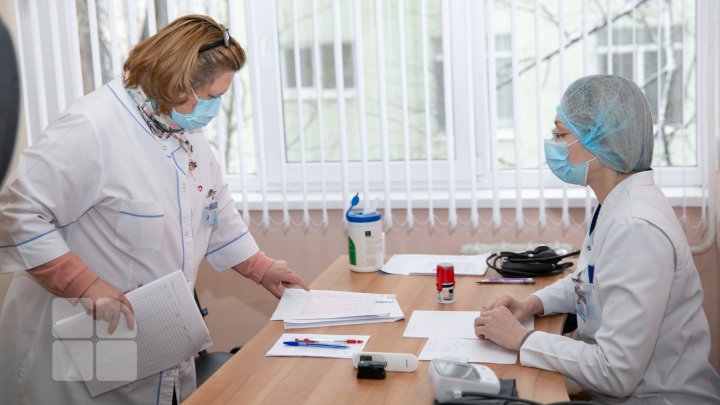 Cozi la centrele de imunizare. Angajaţii din sănătate au stat în rând pentru a se vaccina cu serul Pfizer (FOTO)