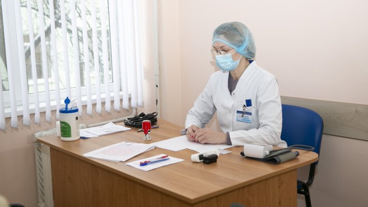 Cozi la centrele de imunizare. Angajaţii din sănătate au stat în rând pentru a se vaccina cu serul Pfizer (FOTO)