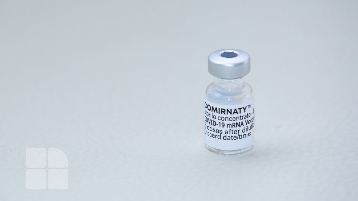 Cozi la centrele de imunizare. Angajaţii din sănătate au stat în rând pentru a se vaccina cu serul Pfizer (FOTO)