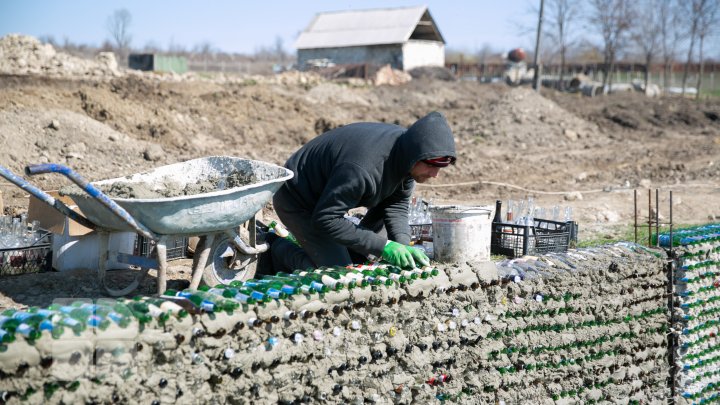 Inedit! Un tânăr din Cahul construieşte o seră din sticle la doi metri sub pământ (FOTO)