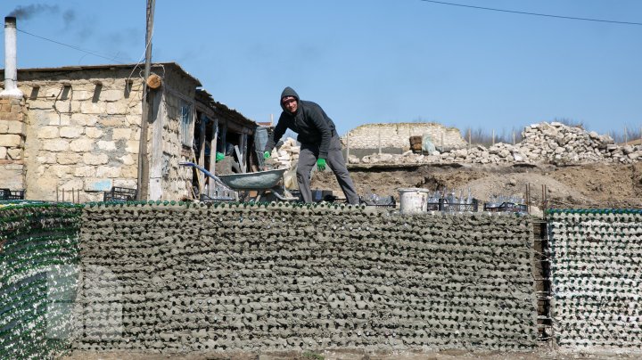 Inedit! Un tânăr din Cahul construieşte o seră din sticle la doi metri sub pământ (FOTO)