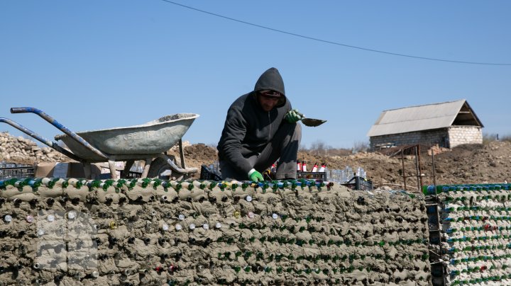 Inedit! Un tânăr din Cahul construieşte o seră din sticle la doi metri sub pământ (FOTO)