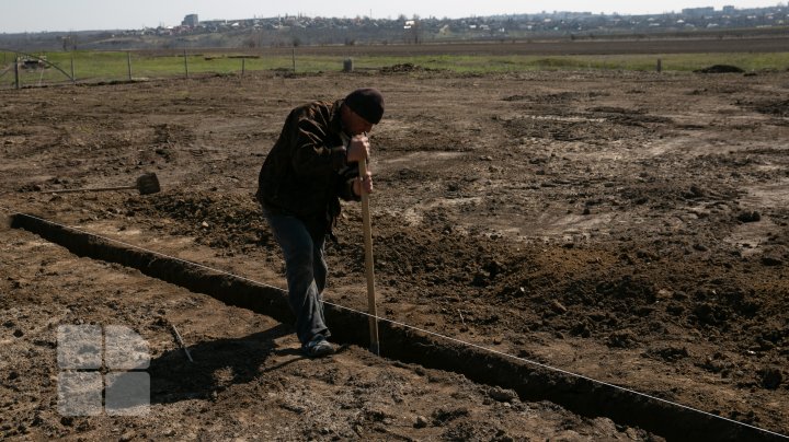 Inedit! Un tânăr din Cahul construieşte o seră din sticle la doi metri sub pământ (FOTO)