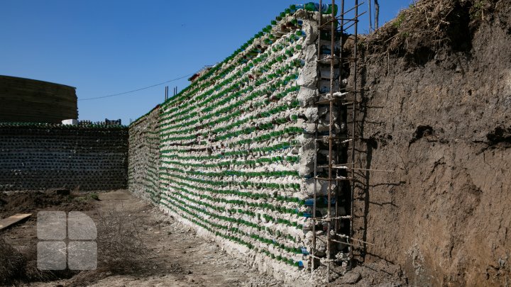 Inedit! Un tânăr din Cahul construieşte o seră din sticle la doi metri sub pământ (FOTO)