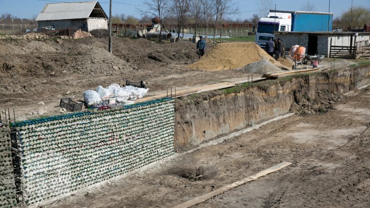 Inedit! Un tânăr din Cahul construieşte o seră din sticle la doi metri sub pământ (FOTO)