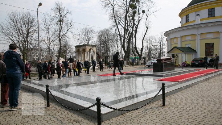 Zi de doliu pentru cultura din Republica Moldova. Marele publicist şi prozator Ioan Mânăscurtă, petrecut pe ultimul drum (FOTO)