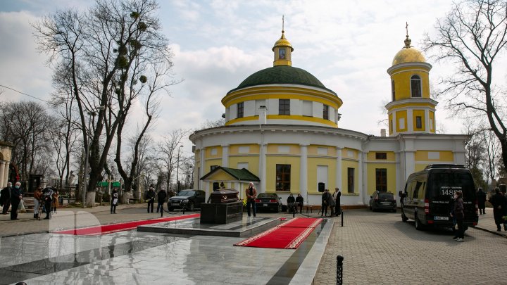 Zi de doliu pentru cultura din Republica Moldova. Marele publicist şi prozator Ioan Mânăscurtă, petrecut pe ultimul drum (FOTO)