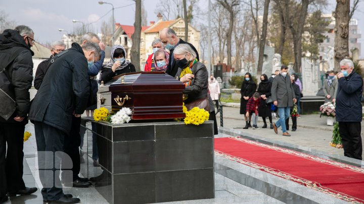 Zi de doliu pentru cultura din Republica Moldova. Marele publicist şi prozator Ioan Mânăscurtă, petrecut pe ultimul drum (FOTO)