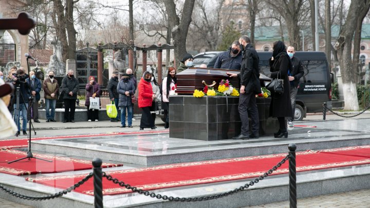 Zi de doliu pentru cultura din Republica Moldova. Marele publicist şi prozator Ioan Mânăscurtă, petrecut pe ultimul drum (FOTO)