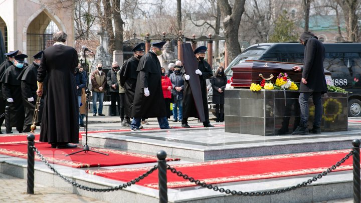 Zi de doliu pentru cultura din Republica Moldova. Marele publicist şi prozator Ioan Mânăscurtă, petrecut pe ultimul drum (FOTO)