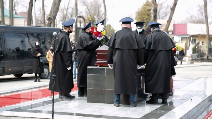 Zi de doliu pentru cultura din Republica Moldova. Marele publicist şi prozator Ioan Mânăscurtă, petrecut pe ultimul drum (FOTO)