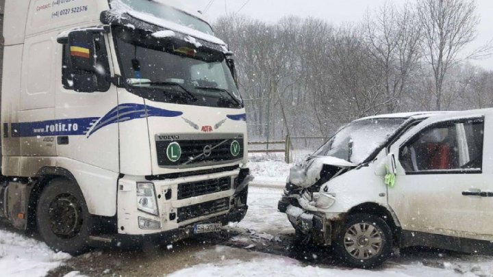 Accident grav în raionul Fălești. O femeie a fost transportată la spital (FOTO)