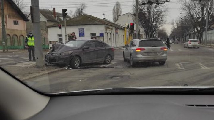 ACCIDENT în centrul Capitalei. O mașină, avariată grav. Cine este vinovatul și ce riscă