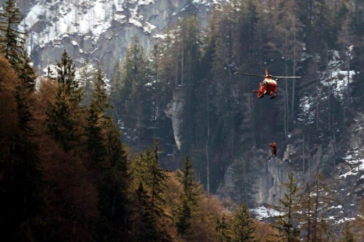 Un turist german a supraviețuit miraculos după ce a căzut într-o prăpastie de 60 de metri (FOTO)