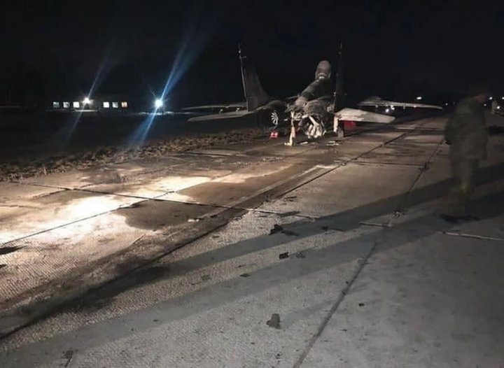 Un șofer beat a distrus un avion MiG-29 după ce a intrat cu mașina în el (FOTO)