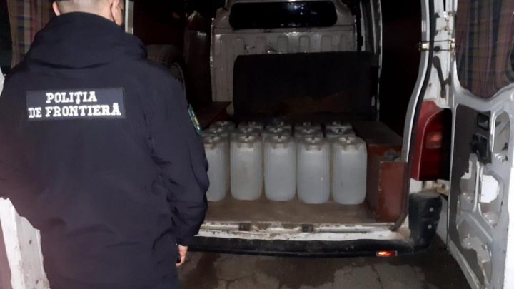 Microbuz cu sute de litri de alcool, transportat ilegal, oprit în trafic în apropierea satului Ocnița