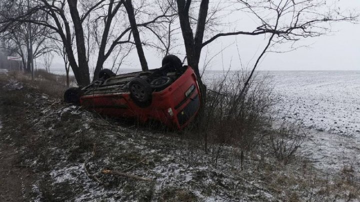 Vremea rea face ravagii. Un automobil s-a RĂSTURNAT în apropiere de Băcioi (FOTO)