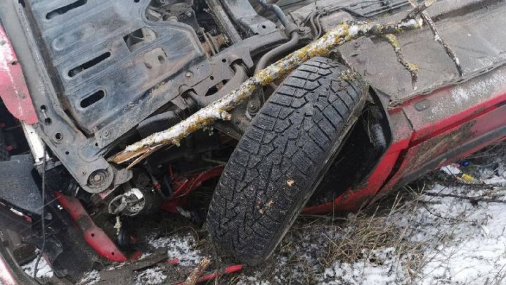 Vremea rea face ravagii. Un automobil s-a RĂSTURNAT în apropiere de Băcioi (FOTO)