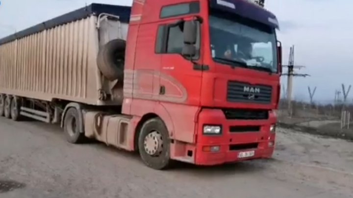 Zeci de migranţi, găsiți într-un camion abandonat în Bulgaria. Unii aveau simptome de asfixie, iar doi leșinaseră