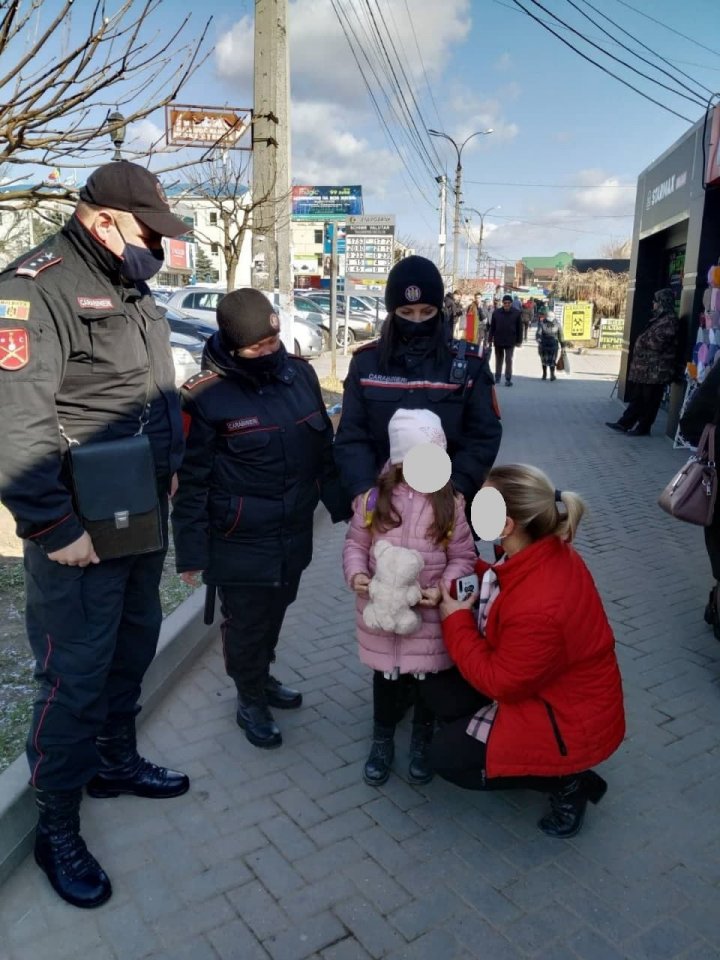 Plângea și era singură. O fetiță care s-a rătăcită pe străzile din Comrat a fost găsită de o patrulă de carabinieri (FOTO)