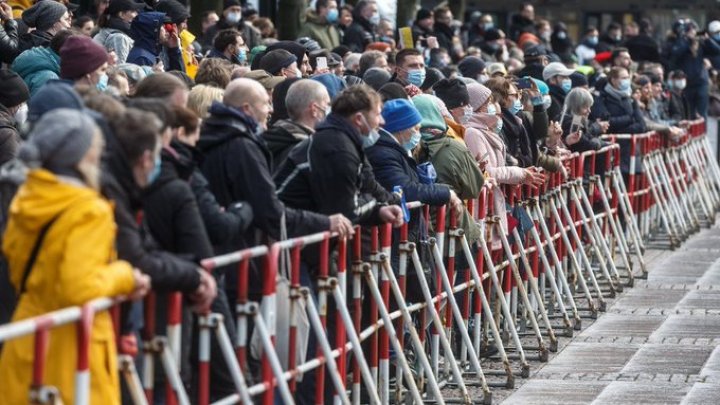 Germania: Mii de persoane care se opun măsurilor de combatere a pandemiei de COVID-19 au ieşit să protesteze