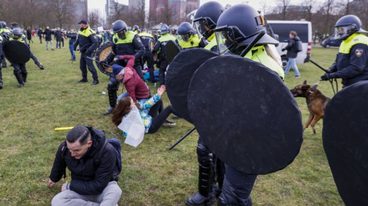  Protest violent la Haga. Mii de oameni au ieșit în stradă nemulțumiți de restricții, cu o zi înainte de alegerile legislative