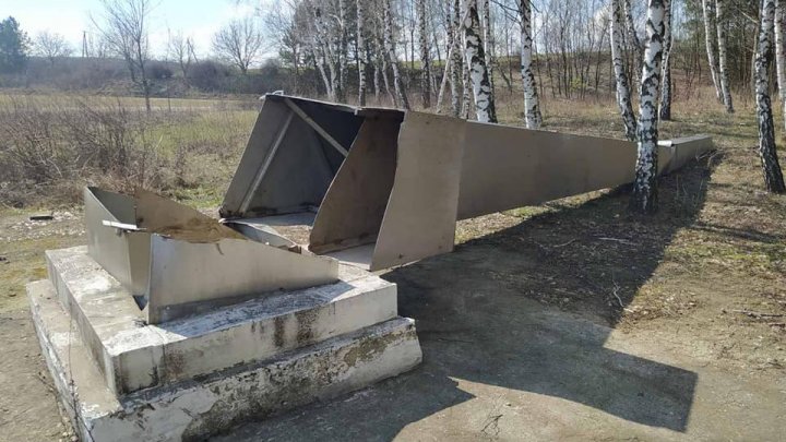 Act de vandalism la Orhei. Un monument sovietic, deteriorat şi doborât la pământ