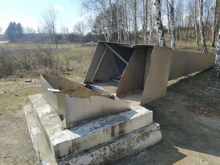 Act de vandalism la Orhei. Un monument sovietic, deteriorat şi doborât la pământ