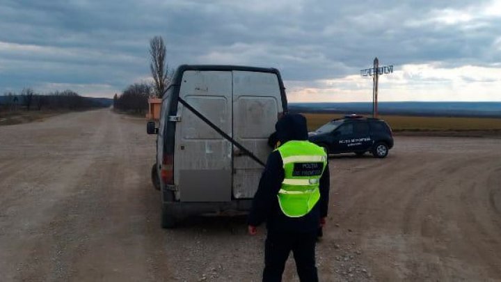 Descoperirea făcută de polițiștii de frontieră din Leova, după ce au oprit un microbuz la intrarea în Tochile-Răducani