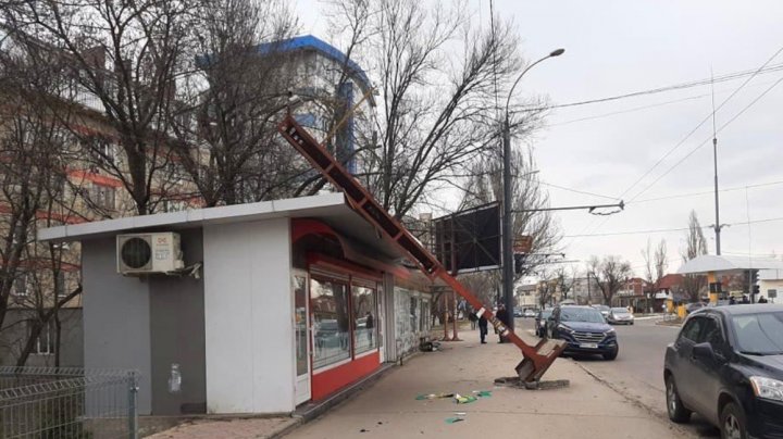 Vântul puternic face RAVAGII în Capitală. Rafalele au doborât un panou publicitar, care a căzut peste o gheretă (FOTO)