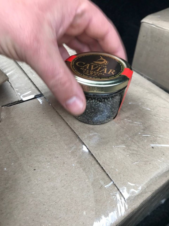 Un tânăr din Bender, prins de polițiști cu 20 de kilograme de caviar în portbagaj (FOTO)