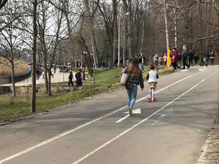 Timpul frumos i-a scos din case. În ciuda pandemiei, oamenii au ieşit la plimbare în parcurile din Capitală (FOTO)