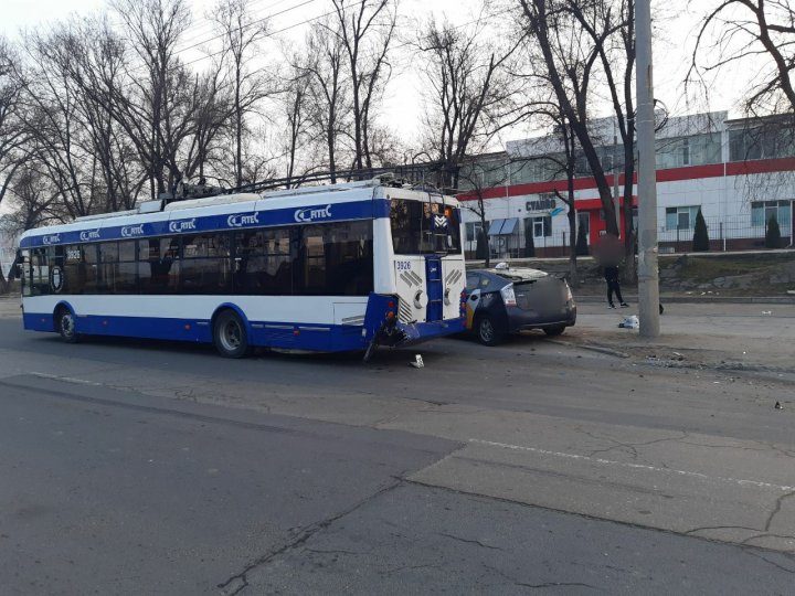 Accident matinal în Capitală. Un troleibuz s-a ciocnit cu o mașină de taxi. Sunt răniți (FOTO)