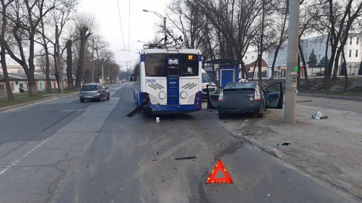 Accident matinal în Capitală. Un troleibuz s-a ciocnit cu o mașină de taxi. Sunt răniți (FOTO)