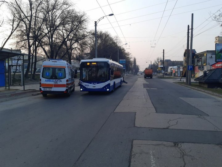 Accident matinal în Capitală. Un troleibuz s-a ciocnit cu o mașină de taxi. Sunt răniți (FOTO)