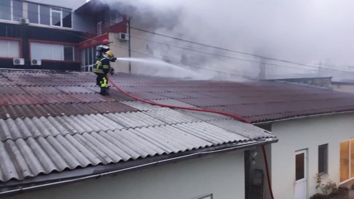 Incendiu în Centrul Capitalei. Un depozit de pe strada Piața Cantemir a fost cuprins de flăcări (FOTO/VIDEO)