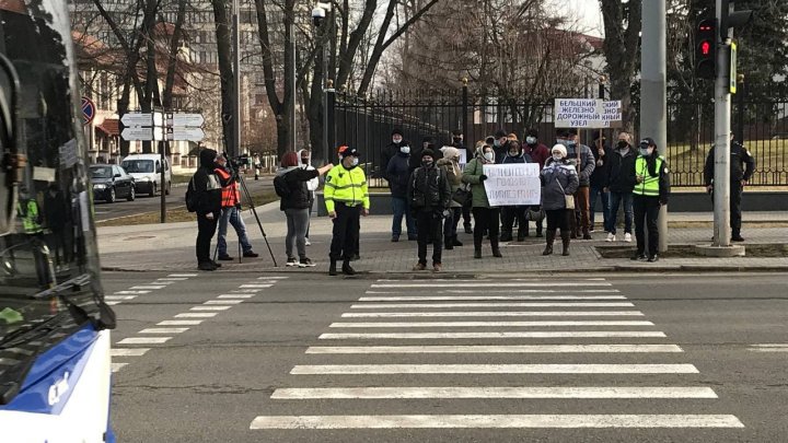 Protest de amploare al feroviarilor. Oamenii au venit în faţa clădirii Parlamentului să-și ceară salariile neachitate câteva luni (FOTO)